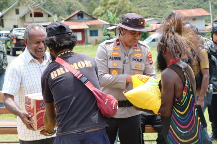 Pantau Sitkamtibmas Terkini, Kapolda Papua Tengah Bersama Kapolres Puncak Jaya Laksanakan Patroli Jalan Kaki Di Seputaran Kota Mulia