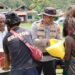 Pantau Sitkamtibmas Terkini, Kapolda Papua Tengah Bersama Kapolres Puncak Jaya Laksanakan Patroli Jalan Kaki Di Seputaran Kota Mulia