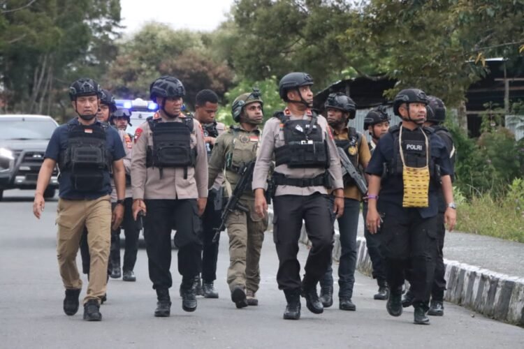 Pantau Sitkamtibmas Terkini, Kapolda Papua Tengah Bersama Kapolres Puncak Jaya Laksanakan Patroli Jalan Kaki Di Seputaran Kota Mulia