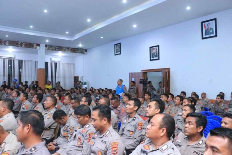 Bhabinkamtibmas Polres Deiyai Polda Papua Tengah Laksanakan Penanaman Bibit Ubi di Lahan Pertanian