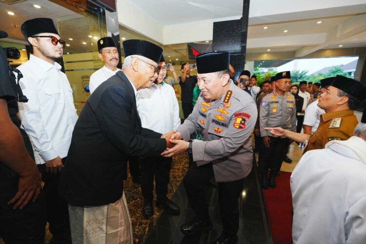 Kapolri Pimpin Apel Gelar Pasukan Operasi Ketupat 2025 di Surabaya