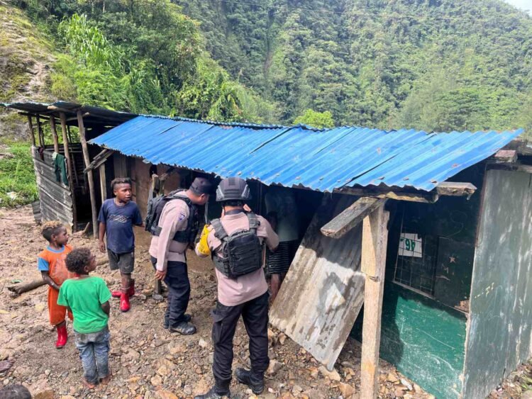 Lewat Sambang, Bhabinkamtibmas Polsek Bonggo Polda Papua Ajak Warga Wujudkan Kamtibmas Kondusif