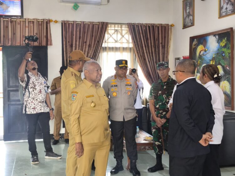 Kapolda Papua Barat Bersama Forkopimda Sambut Kedatangan Pimpinan Komisi XII DPR RI di Manokwari
