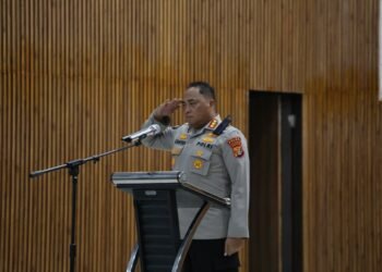 Sinergi Cepat Polri dan Warga Bersihkan Pohon Tumbang di Skyland Jayapura