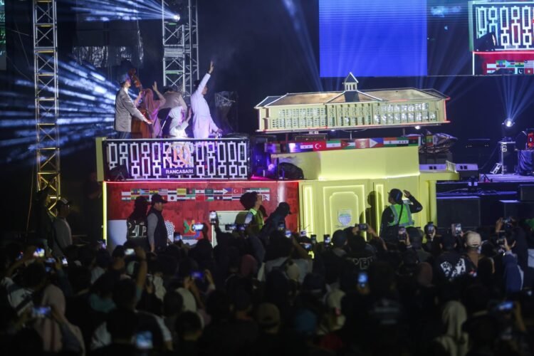 Malam Bandung Bertabur Cahaya, 62 Kendaraan Hias Terangi Kota dalam Sumirat Bandung Citylight Festival 2025