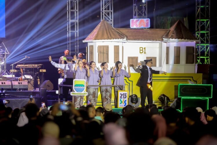 Ribuan Warga Tumpah Ruah Sambut Sumirat Bandung Citylight Carnival
