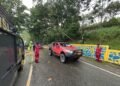 Tim SAR Ditsamapta Polda Papua Tangani Pohon Tumbang di Tanjakan Pospol Lantas Vihara Skeylen