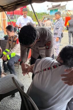 Hari Pertama Ops Lilin Mansinam 2025, Personel Berikan Penanganan Medis dan Trauma Healing Korban Laka Lantas