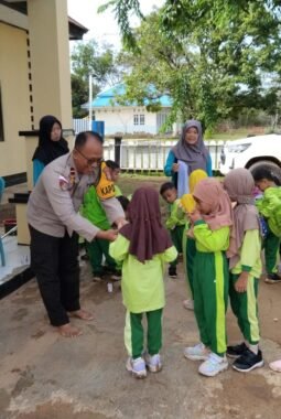 Kapolsek Jagebob Bersama Anggota Laksanakan Program Polisi Sahabat Anak