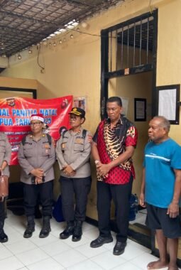 Berbagi Sukacita Natal 2025, Polda Papua Salurkan Bingkisan di Rutan dan Tengah Masyarakat