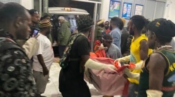 Gabungan TNI-Polri dan Masyarakat Evakuasi Korban Laka Tunggal di Jembatan Perbatasan Kelila-Bokondini