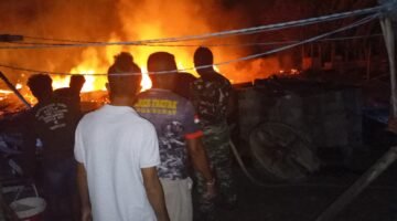 Respons cepat Polsek Karas bersama Koramil dan warga padamkan kebakaran di Kampung Malakuli