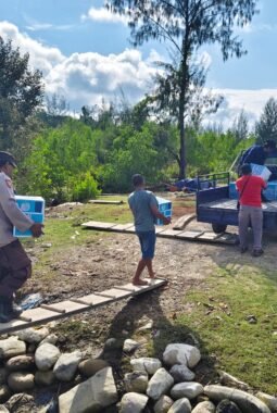 Polsek Karas Kawal dan Amankan Penyaluran Bansos Korban Kebakaran Kampung Malakuli