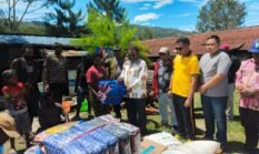 Polres Tolikara Kawal Penyaluran Sembako untuk Pengungsi Kebakaran Giling Batu–Kogome Karubaga