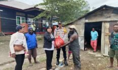 Sat Binmas Polres Tolikara Dampingi Dinas Sosial Salurkan Bantuan Pangan untuk Korban Kebakaran di Karubaga