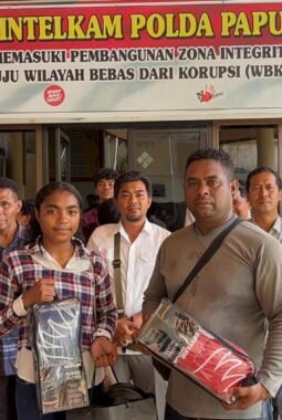 Perhatian Polda Papua, Atlet Sasana Ambroben Boxing Terima Bantuan Perlengkapan Latihan