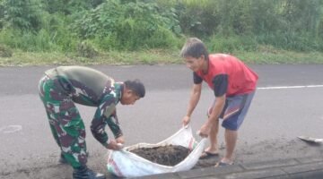 Wujud Nyata Pengabdian TNI, Koramil 04/Dimembe Gotong-Royong Bersama Masyarakat Bersihkan Jalan Utama