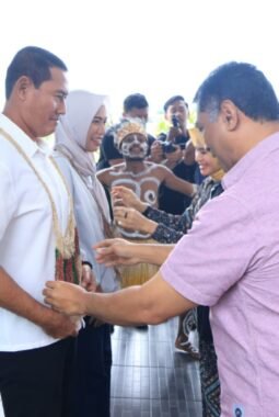 Tiba di Jayapura, Wakapolda Papua yang Baru Kombes Pol. Muhajir, S.I.K., M.H. disambut Jajaran PJU di Bandara Sentani