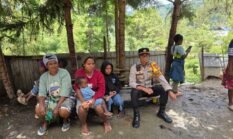 Polri Hadir di Saat Duka, Sat Binmas Polres Tolikara Berikan Dukungan Moral dan Bantuan kepada Warga Berduka