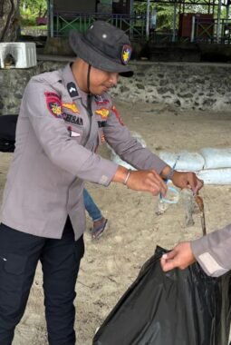 Ditpolairud Polda Papua Barat Bersama Komunitas dan Warga Gelar Aksi Bersih Pantai Pasir Putih