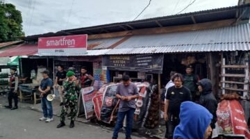 Kembalikan Fungsi Jalan dan Trotoar, Aparat Gabungan TNI, Polri dan Satpol PP Tertibkan Pasar Girian