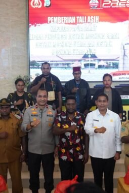 Kunjungan Kerja Kapolda Papua Barat Sekaligus Berikan Tali Asih Kepada Pengungsi Distrik Moskona
