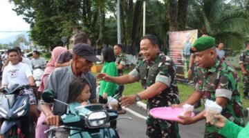 Wujud Kepedulian dan Kebersamaan di Bulan Ramadhan, Dandim 1310/Bitung bersama Anggota dan Persit Kodim 1310/Bitung Berbagi Takjil di Depan Makodim