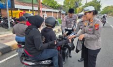 Satlantas Polres Biak Numfor Tebar Kepedulian Ramadhan, Bagikan Takjil dan Edukasi Tertib Lalu Lintas