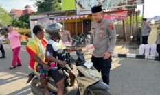 Ramadan Penuh Berkah, Polres Merauke dan Bhayangkari Berbagi Takjil kepada Pengguna Jalan