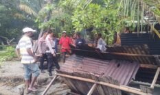 Kasat Polairud Polres Sarmi Tinjau Warga Terdampak Gelombang Tinggi di Pesisir Basecamp