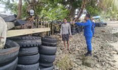 KBO Satpolairud Polres Sarmi Tinjau Warga Terdampak Gelombang Tinggi di Armo Pesisir