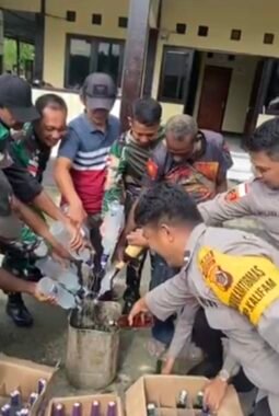 Perkuat Sinergi TNI-Polri Dan Masyarakat, Polsek Waris Gelar Halal Bihalal Dan Musnahkan Miras Hasil Razia