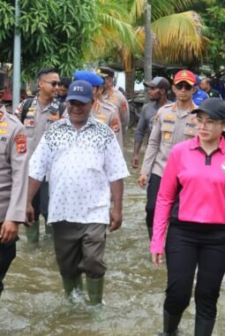 Wujud Kepedulian Polri, Kapolda Papua dan Bhayangkari Bantu Warga Terdampak Banjir Danau