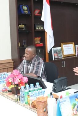 Kapolda Papua Terima Aspirasi Ondofolo Yobeh, Siap Bantu Perbaikan Jembatan dan Dukung Festival Kampung