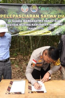 Polsek Muting Bersinergi dengan KSDA Lepasliarkan Satwa Dilindungi di Rawa Bian