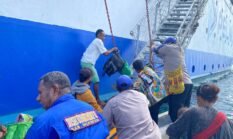 Sat Polairud Polres Waropen Berikan Pengamanan dan Bantuan Penumpang KM Dorolonda di Perairan Pidemani