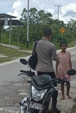 Peduli Pendidikan Anak Papua, Kapolsek Biak Barat Bagikan Buku di Distrik Swandiwe