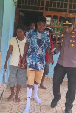 Polisi Hadir untuk Masyarakat, Warga Sakit Dievakuasi ke Puskesmas Samanente