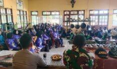 Bhabinkamtibmas dan Babinsa Kawal Penyaluran Bantuan Pangan Bulog bagi Warga Kampung Waninggap Say 
