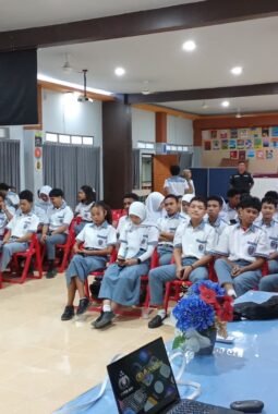 Bid Tik Polda Papua Sosialisasikan Super App Polri Dan Layanan 110 Presisi Di Sekolah-Sekolah Kota Jayapura