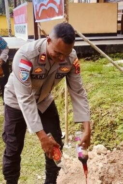 Polsek Numfor Barat Musnahkan Puluhan Botol Miras Hasil Sitaan Operasi Lilin 2025