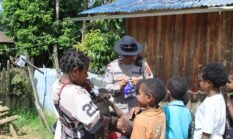Kasat Binmas Polres Puncak Berbagi Kasih dengan Anak-Anak di Kampung Misimaga