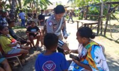 Hadir di Tengah Duka, Polres Biak Numfor Berikan Trauma Healing bagi Warga Terdampak Ledakan Kompleks Ikan Biak
